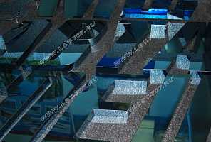 Красивые объемные металлические буквы из нержавеющей стали с покрытием оксидом титана в темно-синем зеркале. Блеск синего зеркала оксида титана.